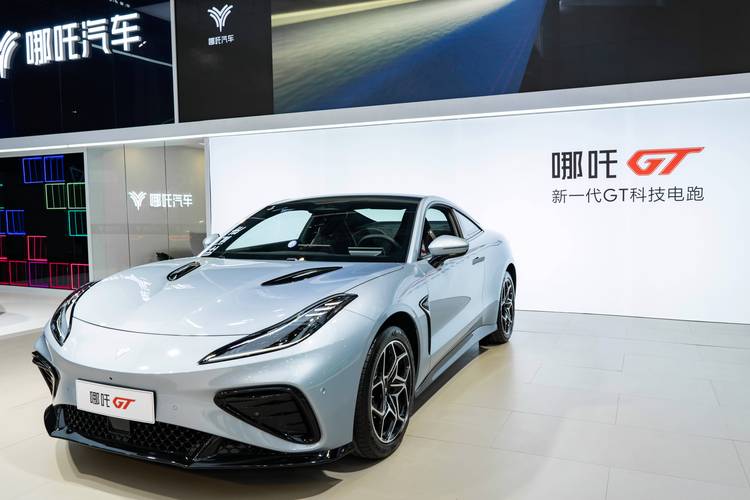 广州38哪吒汽车在智能汽车领域的表现，领途汽车在新能源汽车市场中的影响力